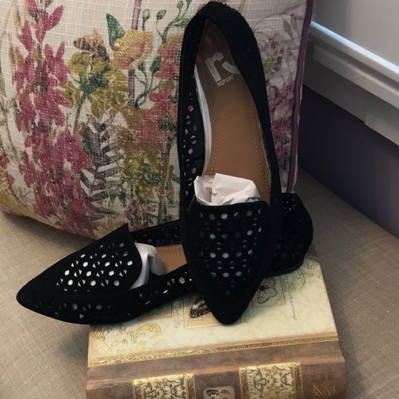“Report” Ladies Black Slip Ons.  Like New! 8 1/2W. - Picture 2 of 5